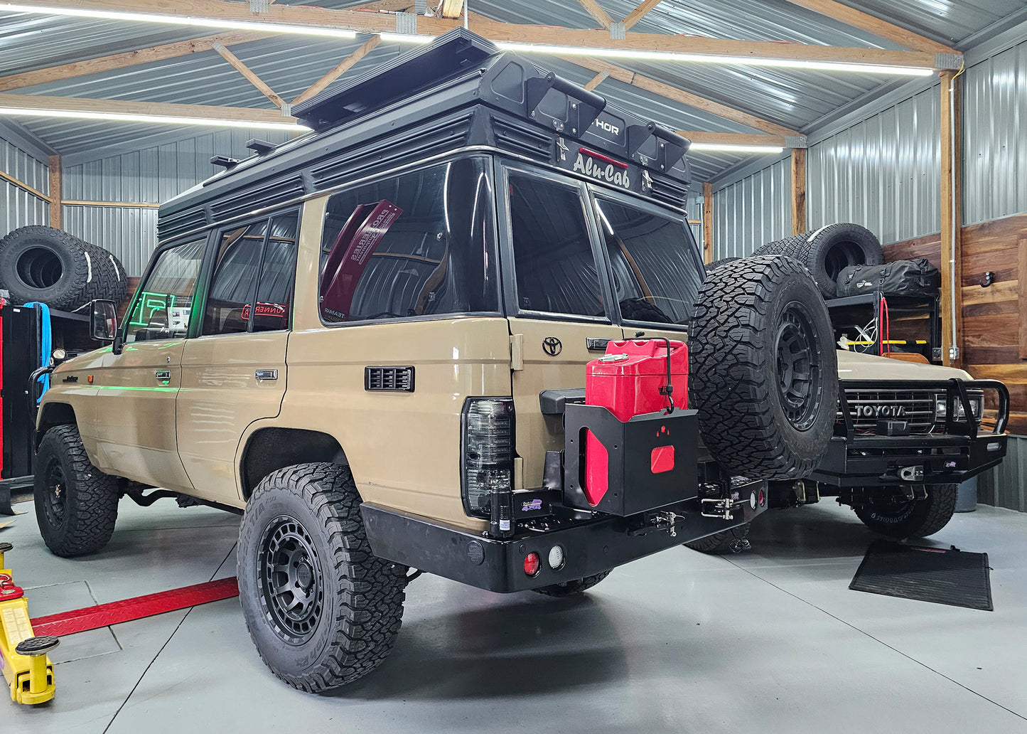 DOBINSONS REAR BAR LC 76 SERIES (542MM WING LENGTH) WITH JERRY CAN HOLDER AND SINGLE TIRE CARRIER (BW80-4133)