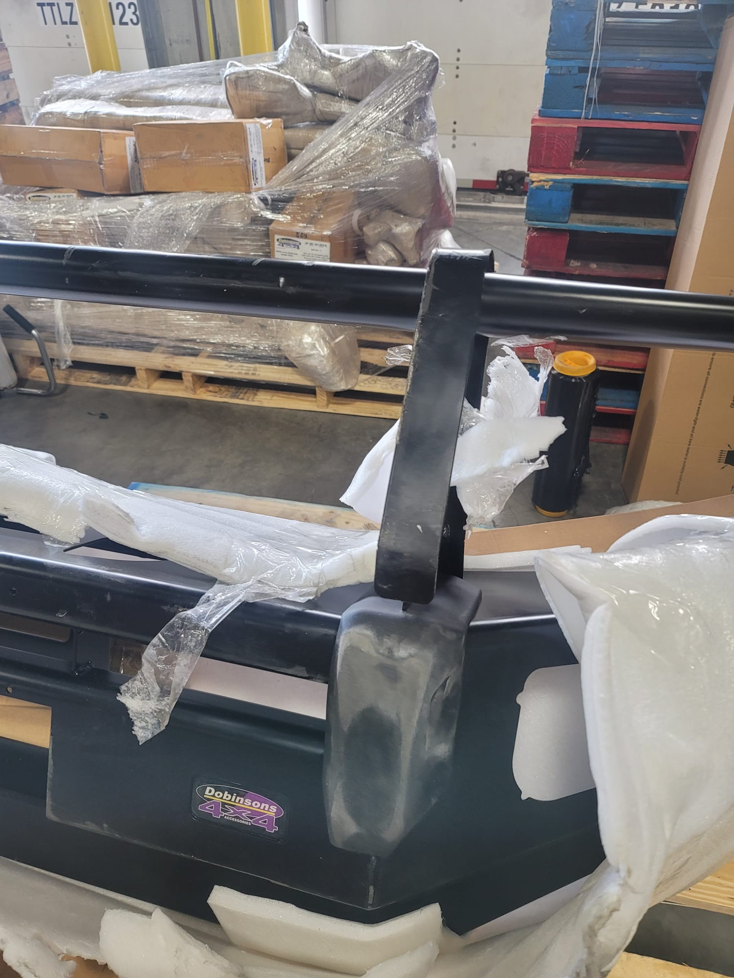 Dobinsons Sratch and Dent 4x4 Black Deluxe Bull Bar Toyota 2nd Gen Tundra (2007-2021)(BU59-5558) - BU59-5558